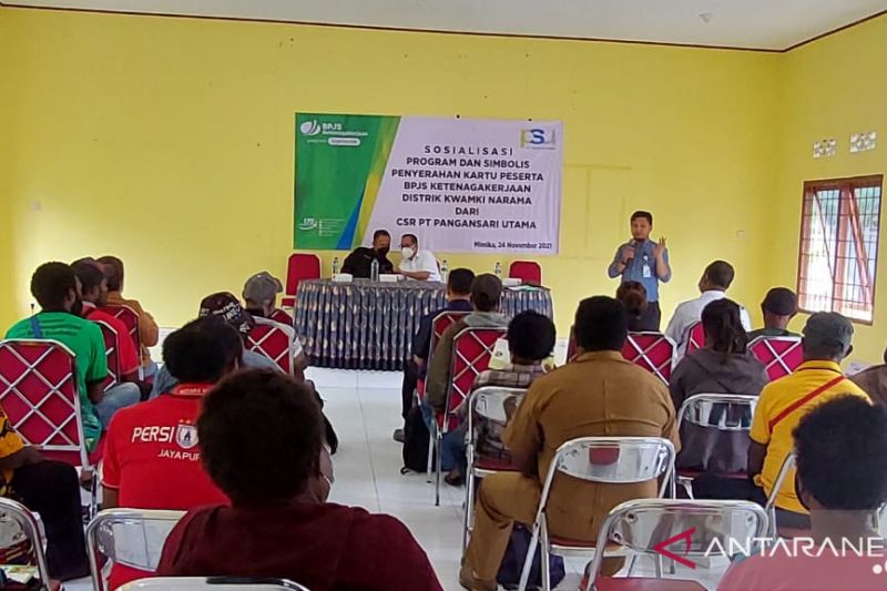 Sosialisasi program jaminan sosial ketenagakerjaan oleh BPJAMSOSTEK Kantor Cabang Mimika kepada warga di Distrik Kwamki Narama, Mimika, Papua