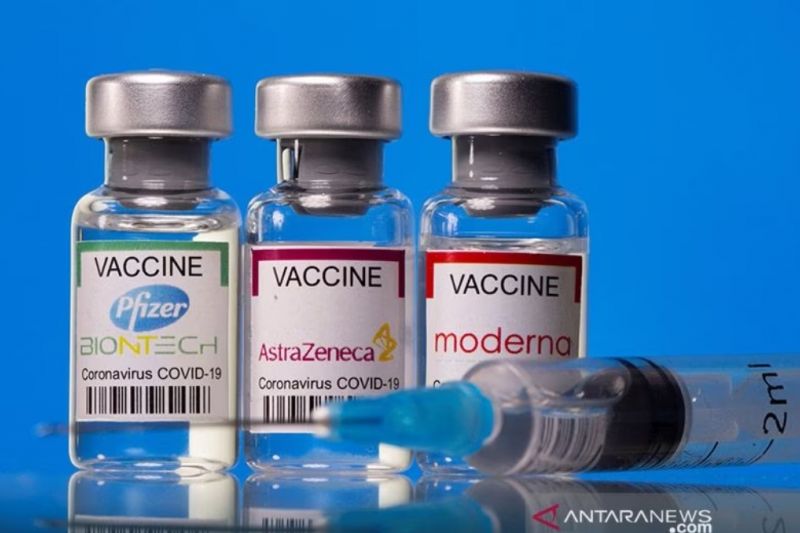 Ilustrasi - Botol kecil dengan label vaksin penyakit virus korona (COVID-19) Pfizer-BioNTech, AstraZeneca, dan Moderna