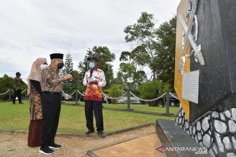 Wakil Presiden Ma'ruf Amin dan Wury Estu Handayani mengunjungi Tugu MacArthur di Papua, Sabtu (6/11/2021)