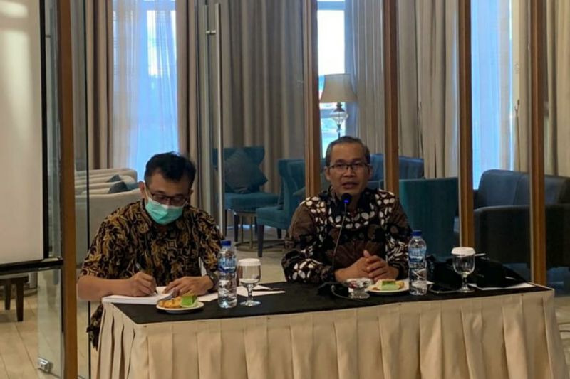 Wakil Ketua KPK, Alexander Marwata (kanan), saat berdialog dengan aktivis dan pegiat di bidang sumber daya alam, perlindungan masyarakat adat, demokrasi, hak asasi manusia, dan perempuan di Jayapura, Papua, Minggu (21/11)