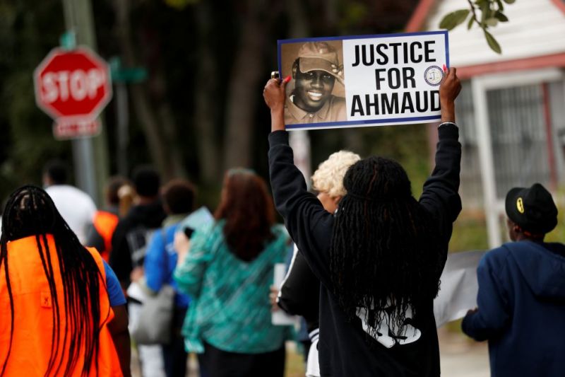 Massa melakukan aksi protes menuntut keadilan bagi Ahmaud Arbery di Brunswick, Georgia, 4 November 2021.