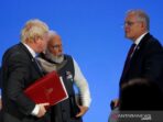 Perdana Menteri Inggris Boris Johnson (kiri), Perdana Menteri India Narendra Modi (tengah), dan Perdana Menteri Australia Scott Morrison (kanan) berbincang di sela-sela Konferensi Perubahan Iklim PBB (COP26) di Glasgow, Skotlandia, Inggris, Selasa (2/11/2021)