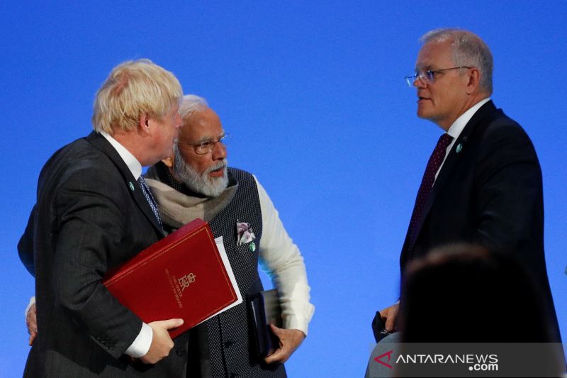 Perdana Menteri Inggris Boris Johnson (kiri), Perdana Menteri India Narendra Modi (tengah), dan Perdana Menteri Australia Scott Morrison (kanan) berbincang di sela-sela Konferensi Perubahan Iklim PBB (COP26) di Glasgow, Skotlandia, Inggris, Selasa (2/11/2021)