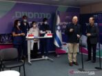 Perdana Menteri Israel Naftali Bennet memberikan pernyataan kepada media bersama Presiden Isaac Herzog, yang menerima dosis ketiga vaksin virus corona (COVID-19) di Sheba Medical Centre di Ramat Gan, Israel, Jumat (30/7/2021).
