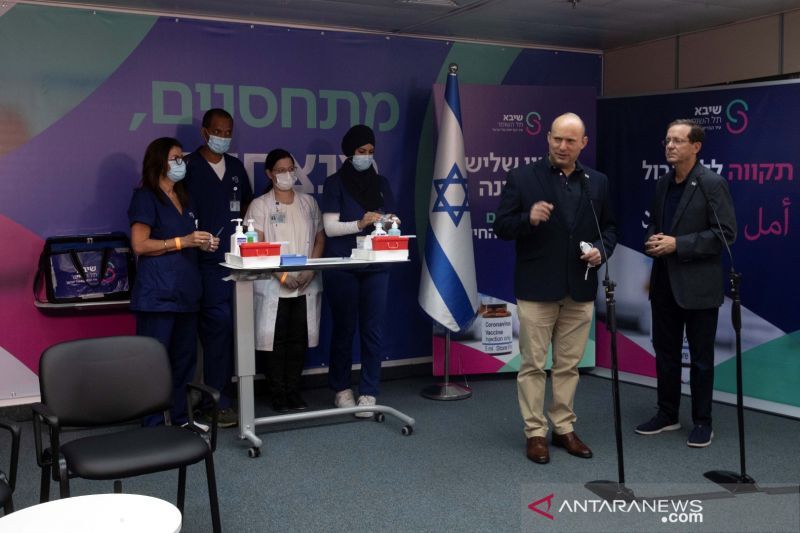 Perdana Menteri Israel Naftali Bennet memberikan pernyataan kepada media bersama Presiden Isaac Herzog, yang menerima dosis ketiga vaksin virus corona (COVID-19) di Sheba Medical Centre di Ramat Gan, Israel, Jumat (30/7/2021).