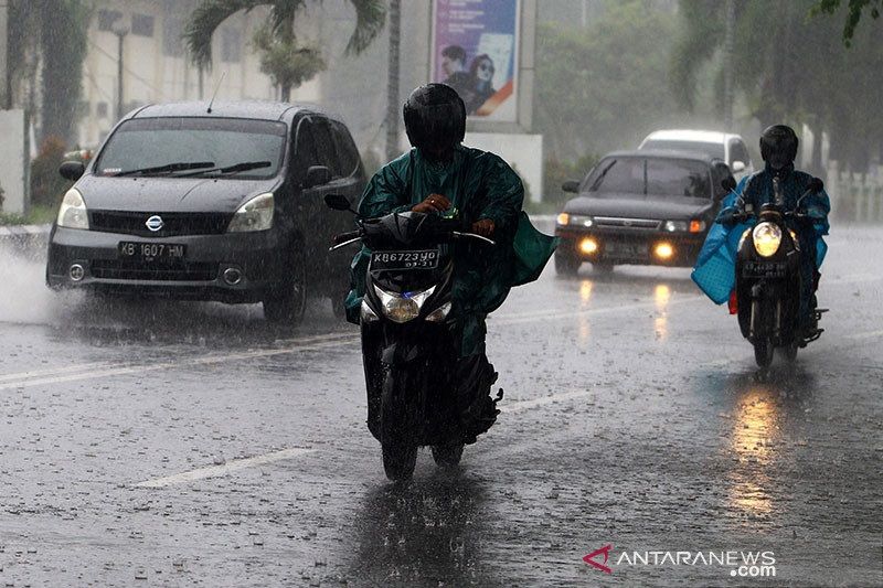 Ilustrasi - Sejumlah kendaraan menembus hujan di Pontianak, Kalimantan Barat