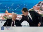 Menteri Luar Negeri AS Antony Blinken menyesuaikan mikrofon untuk Presiden AS Joe Biden saat menjadi tuan rumah pertemuan tentang ketahanan rantai pasokan global di sela-sela KTT G20 di Roma, Italia, 31 Oktober 2021
