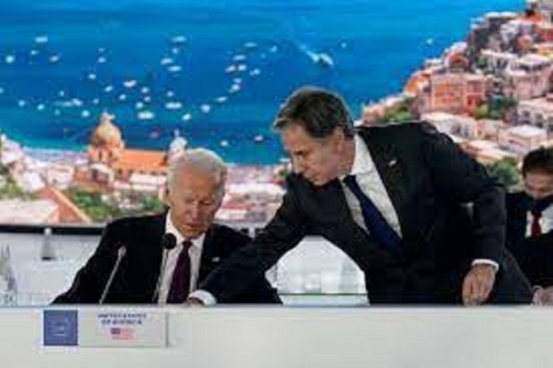 Menteri Luar Negeri AS Antony Blinken menyesuaikan mikrofon untuk Presiden AS Joe Biden saat menjadi tuan rumah pertemuan tentang ketahanan rantai pasokan global di sela-sela KTT G20 di Roma, Italia, 31 Oktober 2021