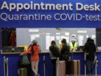 Penumpang menunggu di depan meja pendaftaran karantina dan uji COVID-19 di Bandara Schiphol setelah otoritas kesehatan Belanda mengatakan 61 orang yang tiba di Amsterdam dengan penerbangan dari Afrika Selatan terbukti positif COVID-19, 27 November 2021.