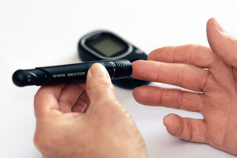Ilustrasi pemeriksaan gula darah pada penyandang diabetes