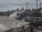Kondisi jalan yang rusak akibat diterjang gelombang di Labuan, Pandeglang, Banten, Sabtu (27/11/2021)