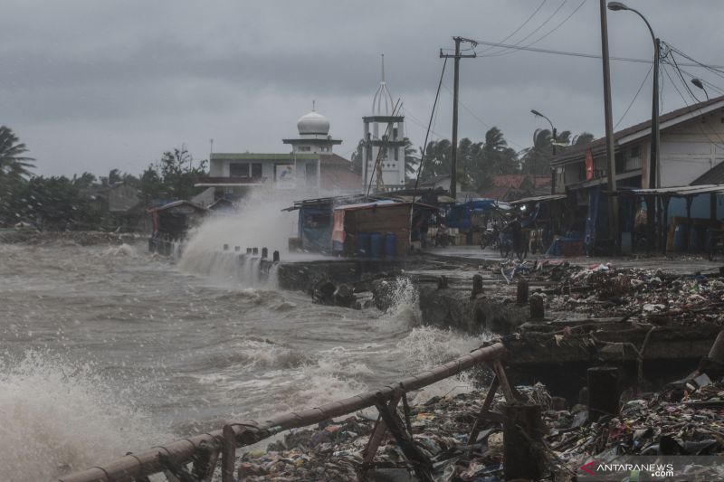 Kondisi jalan yang rusak akibat diterjang gelombang di Labuan, Pandeglang, Banten, Sabtu (27/11/2021)