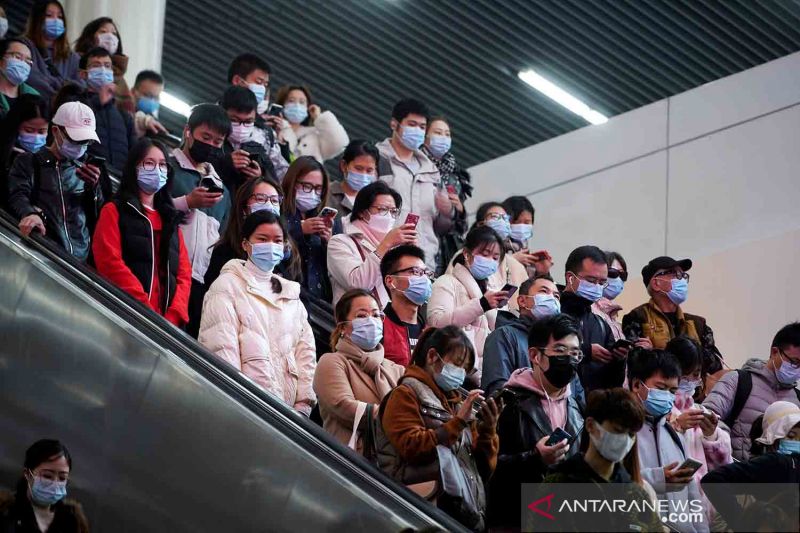 Orang-orang yang memakai masker pelindung saat berada di dalam stasiun kereta bawah tanah menyusul kasus baru COVID-19 di Shanghai, China, Selasa (30/11/2021). Hingga saat ini sedikitnya 16 negara yang melaporkan adanya kasus varian Omicron di antaranya Afrika Selatan (77 kasus) serta Belanda dan Portugal yang melaporkan 13 kasus.