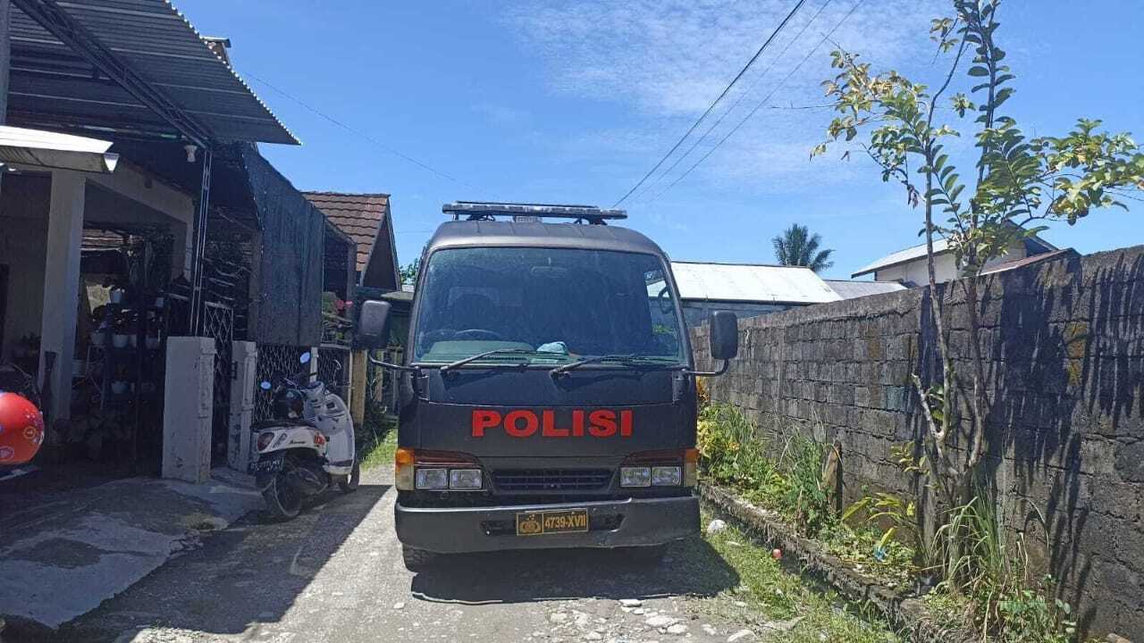 Polisi saat melakukan olah TKP pelemparan bom molotov di Timika Indah.