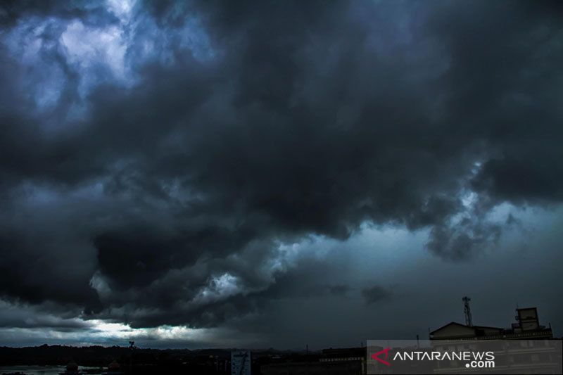 Awan pekat menyelimuti langit Kota Lhokseumawe, Aceh, Kamis (4/6/2020).