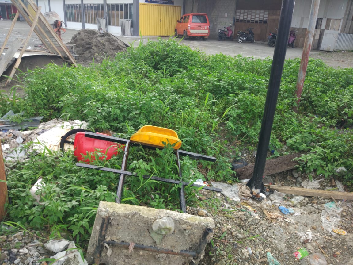 Bak sampah pilah yang banyak ditemukan hancur tersebar di kota Timika