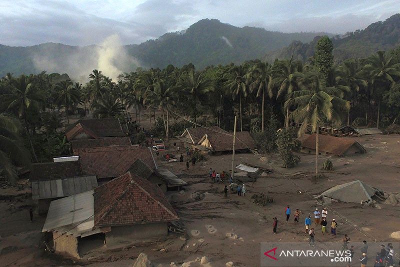 Foto udara kondisi permukiman warga yang tertimbun material guguran Gunung Semeru di Desa Sumberwuluh, Kabupaten Lumajang, Provinsi Jawa Timur, Minggu (5/12/2021).