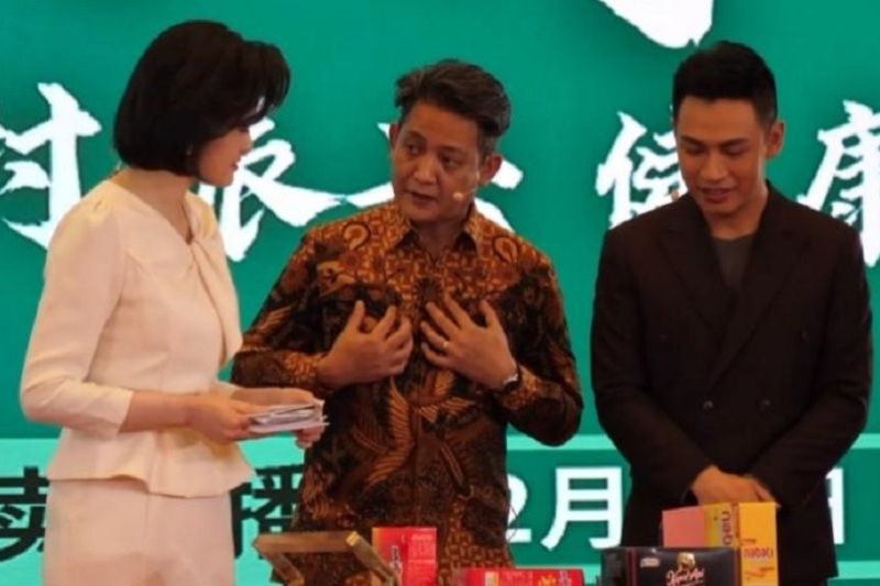 Wakil Dubes RI di Beijing Dino R Kusnadi memaparkan keunggulan kopi Indonesia di ajang bazaar amal internasional yang digelar Kementerian Luar Negeri China