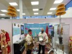 Duta Besar RI untuk Venezuela Imam Edy Mulyono (kiri) dan Menteri Pariwisata Venezuela Ali Padron (kanan) berada di Stand Indonesia yang berpartisipasi dan mempromosikan Bali dalam Festival Pariwisata Internasional Venezuela (FITVEN) 2021.