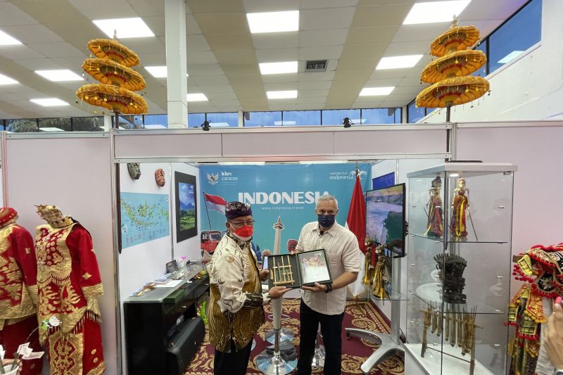 Duta Besar RI untuk Venezuela Imam Edy Mulyono (kiri) dan Menteri Pariwisata Venezuela Ali Padron (kanan) berada di Stand Indonesia yang berpartisipasi dan mempromosikan Bali dalam Festival Pariwisata Internasional Venezuela (FITVEN) 2021.