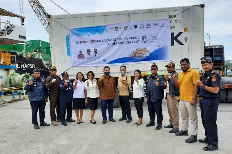 Ekspor perdana komoditas udang dari SKPT Mimika Papua ke Jepang.