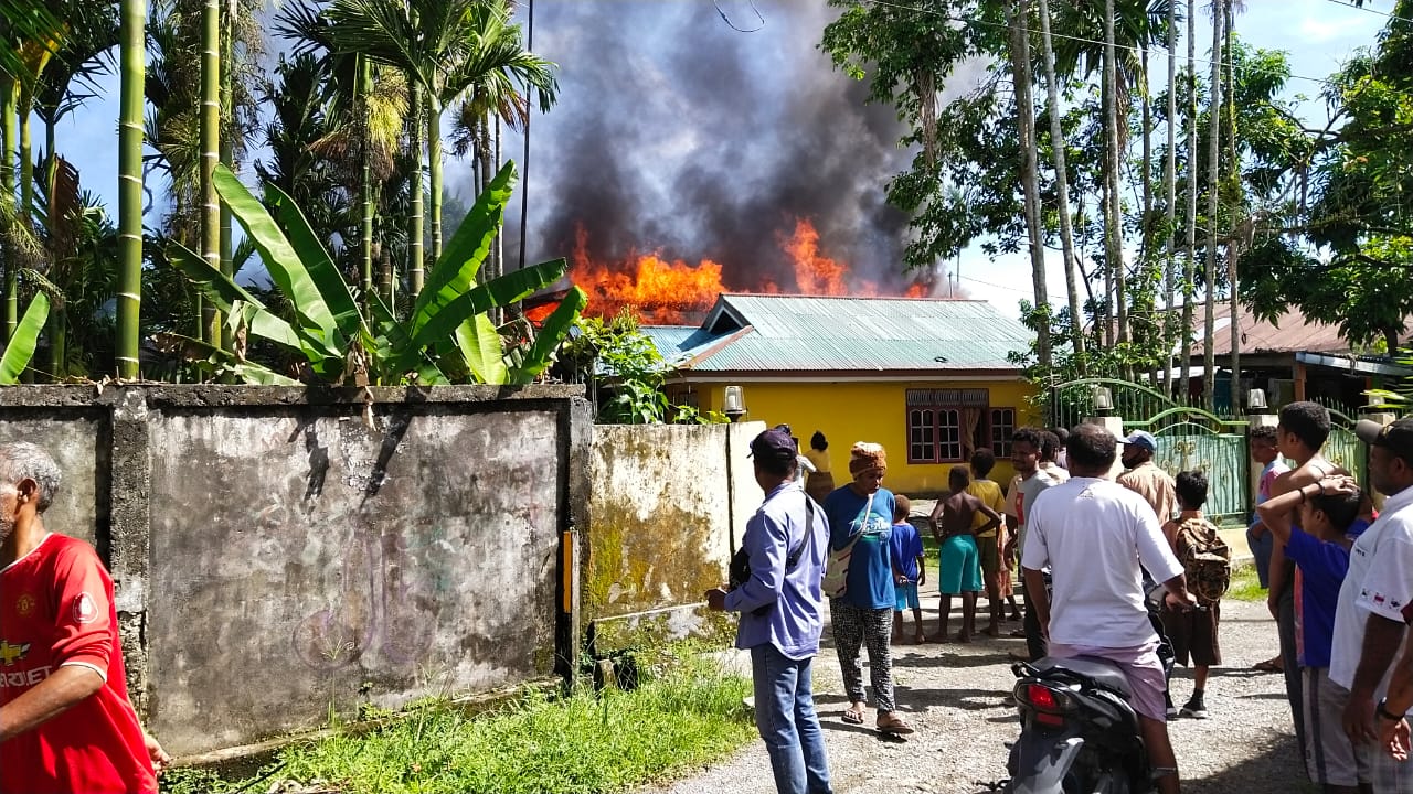 Rumah warga Kebun Siri Timika yang terbakar.