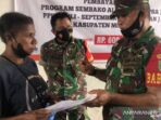 Penyaluran bantuan langsung tunai program sembako alternatif PPKM sebesar Rp600 ribu untuk periode Oktober-November dan Desember kepada warga Kabupaten Mimika Papua di kantor pos Timika.