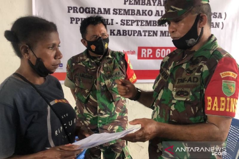 Penyaluran bantuan langsung tunai program sembako alternatif PPKM sebesar Rp600 ribu untuk periode Oktober-November dan Desember kepada warga Kabupaten Mimika Papua di kantor pos Timika.