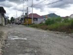Ruas jalan di salah satu kompleks perumahan di Timika yang rusak parah.