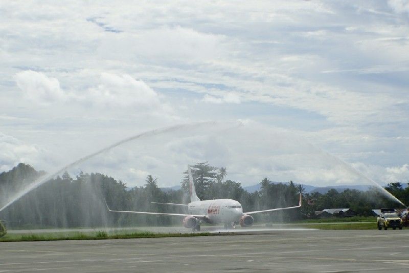 Penerbangan perdana pesawat Lion Air dari Biak ke Sentani disiramin saat mendarat, Sabtu (5/12/2021) di Bandara Sentani, Kabupaten Jayapura, Papua.