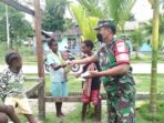 Personel TNI Koramil Mapurujaya Kodim 1710 Mimoka membagikan masker dan sarung tangan gratis kepada warga Muare