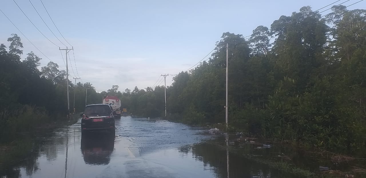 Akibat banjir rob, mobil terendam air laut di Jalan Pomako.