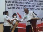 Asisten I SetDa bersama dengan Kepala Bappeda Kabupaten Mimika, Ir. Yohana Paliling, membuka Rapat Pleno Koordinasi.