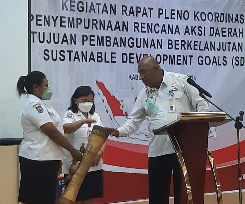 Asisten I SetDa bersama dengan Kepala Bappeda Kabupaten Mimika, Ir. Yohana Paliling, membuka Rapat Pleno Koordinasi.