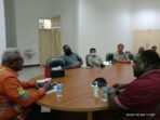 Wabup John Rettob dan Direktur YPMAK, Febian Magal dalam pertemuan koordinasi di rumah jabatan Wabup SP 3, Kamis (9/12)