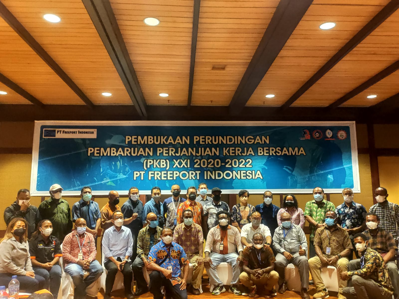 Foto bersama usai acara pembukaan perundingan Perjanjian Kerja Bersama XXI Tahun 2020-2022 PT Freeport Indonesia.