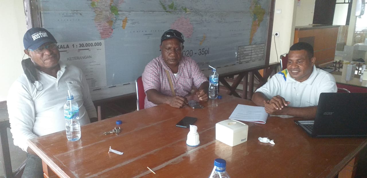 Dari kiri ke kanan : Pendiri Kadin Mimika Herry Werbabkay, Wakil Ketua 1 Yerry Nawipa, Sekretaris Vicktor Fonataba.