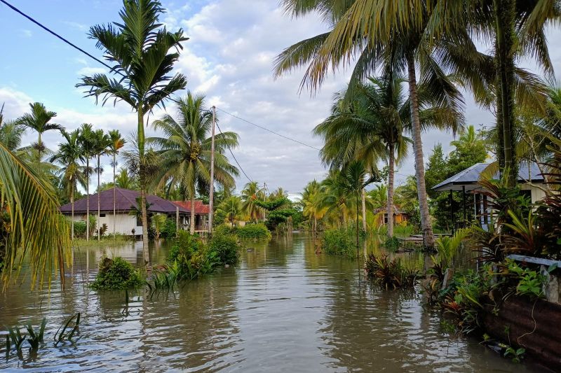 Rumah warga Kokonao, Distrik Mimika Barat, Kabupaten Mimika, Papua tergenang banjir rob.