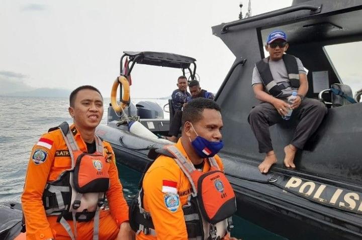 Tim SAR gabungan melakukan pencaharian terhadap Filip Karma yang dilaporkan hilang saat menyelam di Base G Jayapura, Minggu (12/12)