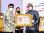 Wakil Bupati Mimika Johannes Rettob Menerima Penghargaan Smart Governance dalam Indonesia Smart City Confrence dari Menkominfo Johnny G Pale (14/12/2021)