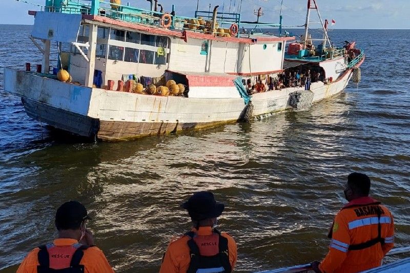 Evakuasi enam ABK KM Kalimas 4 dari kapal penangkap tuna ke kapal Basarnas, Kamis (16/12).