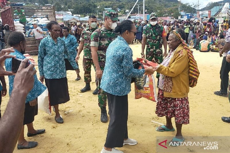 Ketua TP PKK Paniai Nurhaida AW Nawipa membagikan paket sembako Natal untuk mama-mama pedagang sayur pasar Enarotali Paniai Papua