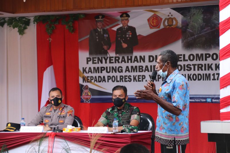 Salah satu anggota kelompok bersenjata (tiga kanan) Kampung Ambaidiru, Distrik Kosiwo, Kepulauan Yapen, Papua, yang menyerahkan diri kepada alat negara, Sabtu (18/12/2021)