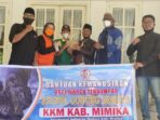 Wabup Mimika Johannes Rettob bersama KKM Mimika dan relawan saat penyerahan bantuan korban gunung Semeru Lumajang.