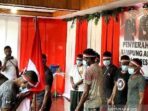 Ikrar kesetiaan NKRI mencium bendera Merah Putih dilakukan sebanyak 25 anggota KKB wilayah Ambaidiru Kabupaten Yapen Kepulauan Papua menyatakan kesetiaan kembali bersatu dengan NKRI.