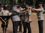 Kapolda Papua Irjen Pol Mathius Fakhiri saat menyematkan pangkat kepada bintara remaja yang selesai pendidikan di SPN Jayapura.