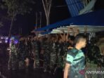 TNI Bantu Evakuasi Warga Korban Angin Kencang di Nabire