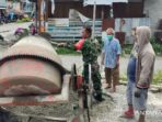 Personel Kodim 1710/Mimika Serma Sukirman bersama warga membangun drainase untuk mencegah banjir saat hujan