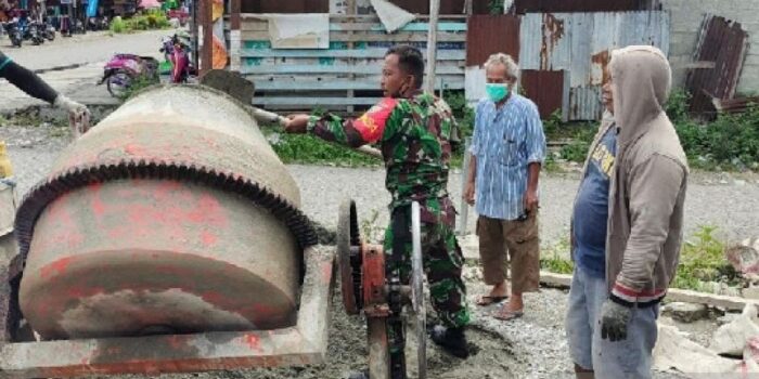 TNI Bersama Warga Mimika Bangun Drainase Cegah Banjir