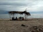 Anak-anak Kampung Ipaya, Distrik Ipaya, membuat tenda di atas pasir putih pinggir pantai. Tetap bahagia meski hidup dalam kekurangan.